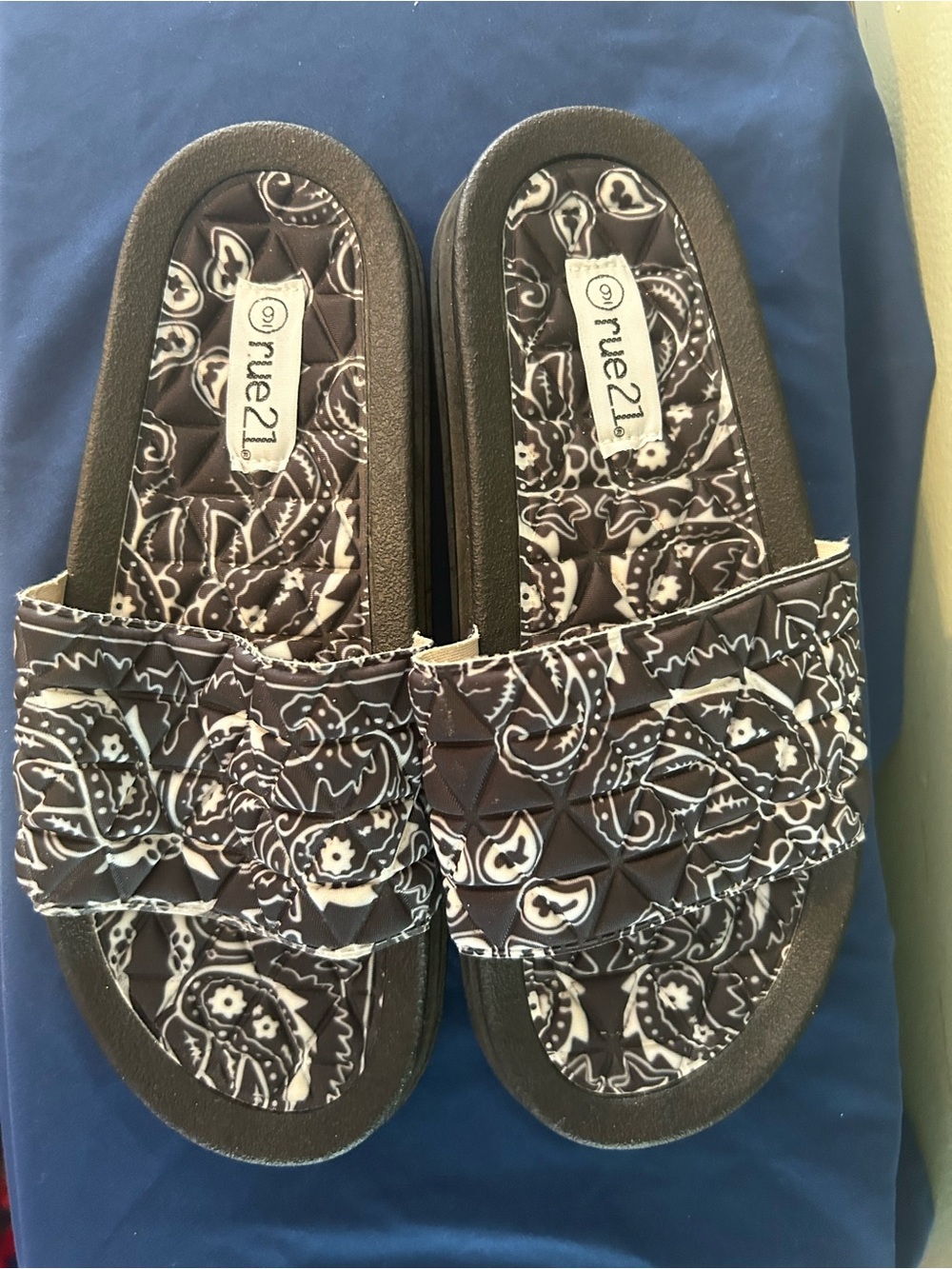 Rue21 Black and White Paisley Quilted Slide Sandals